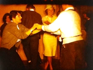 Carrete de película vintage de 8 mm 27 minutos años 60 Frat Party? Muñeco de nieve para bodas Halloween playa - Imagen 1 de 24