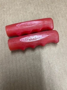 Manillar de bicicleta Schwinn Slimline empuñaduras rojas bi centenario peso mediano nuevo de lote antiguo - Imagen 1 de 4