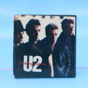 VINTAGE 1,5" Square U2 THE UNVERGETABLE FIRE Pinback Button MADE IN CANADA VG+ - Bild 1 von 2