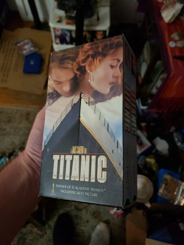 Titanic (1998 VHS box set-2 tapes total). VHS tapes in very good condition. - Image 1 of 1