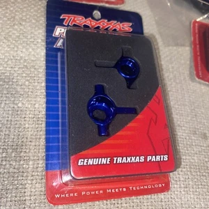 Traxxas 6439 - Blocchi sterzo in alluminio sinistro e destro - Foto 1 di 1