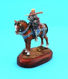 Ritter auf Pferd mit Holzsockel 12,5 cm - Bild 1 von 2