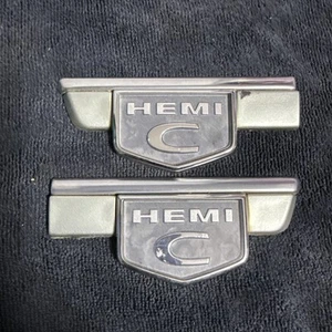 2006 CHRYSLER 300 Front  Fender  MOLDING Right passenger side OEM paint code PyG - Picture 1 of 3