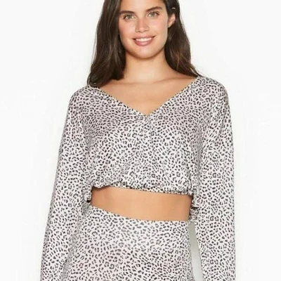 全新带标签 Victoria's Secret Heavenly Leopard Bubble Crop 长袖 VNeck 衬衫 尺寸 M — 第 1/4 张图片