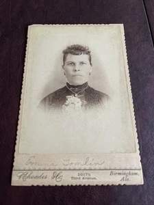 Fotografía con tarjeta de gabinete de alrededor de 1890 llamada Emma Holcomb Tomlin Birmingham - Imagen 1 de 4