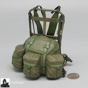 Mochila y marco (plástico) para figuras de 12" SOTW Vietnam EE. UU. 1:6 - Imagen 1 de 4