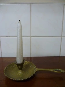 A VINTAGE ARABIC 'WEE WILLIE WINKIE' BRASS CHAMBERSTICK. EGYPTIAN CHAMBERSTICK - Foto 1 di 8