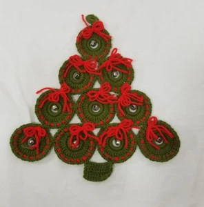 Handgefertigter gehäkelter Weihnachtsbaum Türhänger Jingle Bells rote Schleifen grüne Kreise - Bild 1 von 7