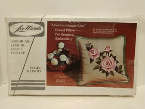 De colección Nuevo Kit de Almohada Bordada Crewel Lee Wards AMERICAN BEAUTY ROSE Kit de 17" - Imagen 1 de 7