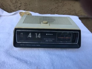 Sanyo Electric Flip Clock from 1950-1960. Good Working Condition. - Picture 1 of 6