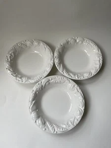 POTTERY BARN Geprägte Knoblauch Erbse Gemüse 10" Pasta Suppe Schüsseln Weiß 3er Set - Bild 1 von 10