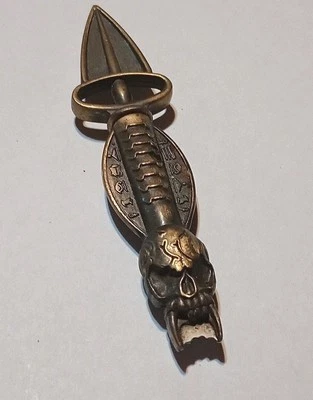 Daga de iniciación de fuego de pedernal magnesio calavera gótica de latón de colección Foto 1 de 4