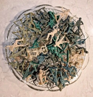  Juguetes para hombres del ejército más 1 tanque y un rifle aprox. 80 piezas Foto 1 de 3