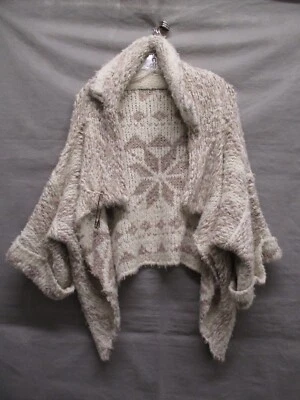 Suéter feminino Sleeping On Snow pequeno bege cardigã robusto assimétrico fluido - Imagem 1 de 4