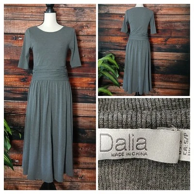 Vestido Dalia Midi Talla Pequeña Gris Tejido Cintura Ajustada Falda Completa Ajuste y Acampanado Foto 1 de 4