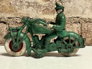 Vintage Green Champion Gusseisen CM-01 Polizei Motorrad mit Uniform Offizier - Bild 1 von 6