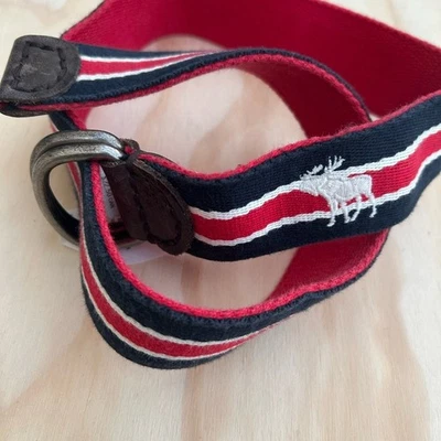 Cinturón Abercrombie a Rayas Rojo y Negro con Logo Alce Foto 1 de 4