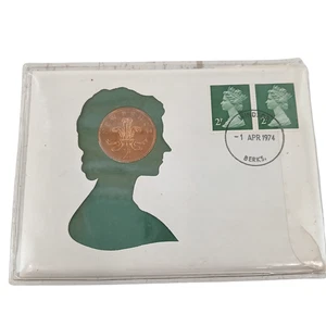 1971 Großbritannien 2 neue Pence Münze & Briefmarkenhülle - QEII Silhouette gestempelt 1974 - Bild 1 von 8