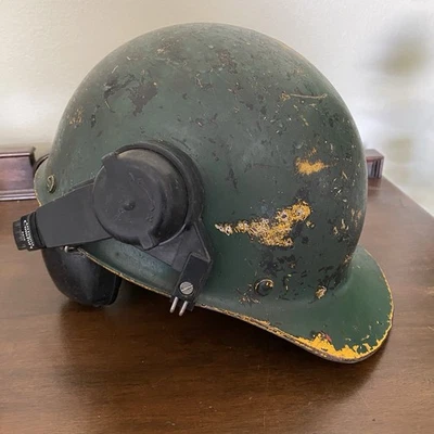 Винтажная каска MSA Skullgard из стекловолокна для горнодобывающей промышленности с наушниками - Изображение 1 из 4