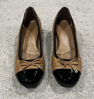 Nuevo sin etiquetas Zapato Vionic Mod Daphne Tostado Negro Puntera Charol Tacones sin cordones Wms 8 Foto 1 de 4