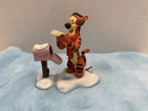 Rara statuina Disney vintage tigre che indossa un cappello invernale e legge posta - Foto 1 di 7