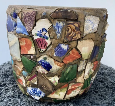 Jarro de memória arte popular antiga placas de porcelana crock espelhos de vidro pedaços 8” de altura - Imagem 1 de 4