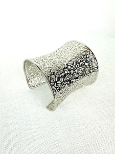 KENDRA SCOTT Women's O/S Insley Silver Filigree Wide Cuff Bracelet in Silver - Picture 1 of 4