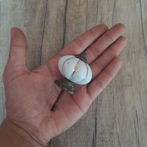 Vtg original Victorian white porcelain / ceramic pumpkin drawer knob - Picture 1 of 10