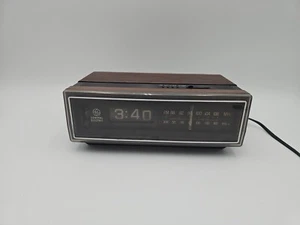 Vint GE General Electric Reloj Abatible Radio AM FM Reloj Despertador Modelo 7-4305C Piezas - Imagen 1 de 9