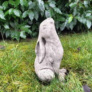 Stone moon gazing hare rabbit garden ornament - Picture 1 of 4