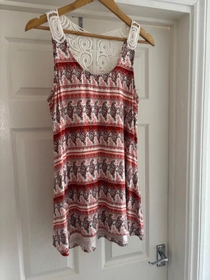 Ladies Size 12 Peacocks White/Red Mix Patterned Top Sleeveless Cotton Preowned - Image 1 of 4