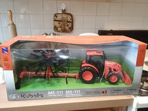 NEW RAY KUBOTA M5-111 TRACTOR WITH HAY TOOLS 1:18 - LIGHTS & SOUNDS - Picture 1 of 4