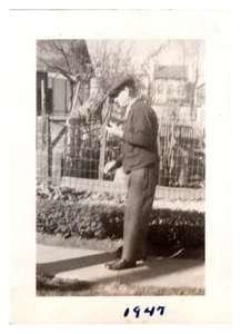Vintage Foto älterer Mann zu Fuß Raucherpfeife auf der Straße, flache Mütze Americana 1947 - Bild 1 von 2