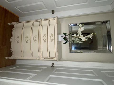 White vintage dresser- perfect condition (5 drawers) 40x16x30 Cover