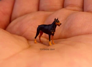 1/64 Miniatura FIGURA Perro Negro Dobermann Diorama EN STOCK - Imagen 1 de 4