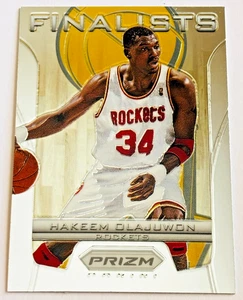 2012-13 prizm HAKEEM OLAJUWON FINALISTI #25 RARO INSERTO Houston Rockets HOF - Foto 1 di 2