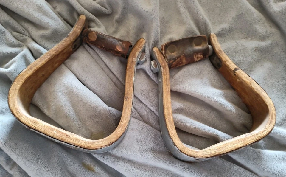 Винтажные деревянные стремена вестерн с алюминиевой внешней отделкой - Изображение 1 из 3