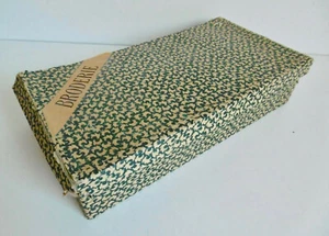 JOUET ANCIEN - COFFRET BRODERIE - AVEC PLUSIEURS ACCESSOIRES D'ORIGINE - Picture 1 of 10