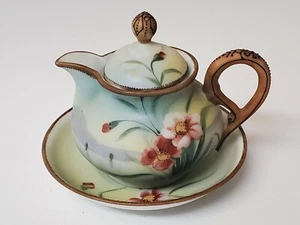 VINTAGE NIPPON CREAMER & SAUCER HAND PAINTED FLORAL SCENE COLLECTIBLE GLASSWARE - Picture 1 of 12