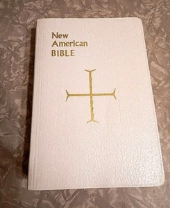 The New American Bible White Large Type-Illustrated Saint Joseph Edition Nuovo con scatola - Foto 1 di 2