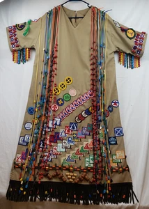 Vestido de Fogata Años 80 De Colección Niñas Scouts Ceremonial Interminable Raro Parches Cuentas Prendedores - Imagen 1 de 19