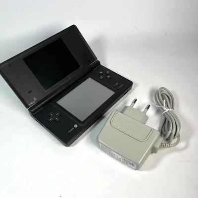 Nintendo DSi Nera – Console + Caricatore | Usata, Testata e Funzionante - Immagine 1 di 4