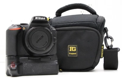 Nikon D5600 DSLR 24.2MP Digital Camera w/NEEWER Camera Grip & Carrying Bag - Image 1 of 4