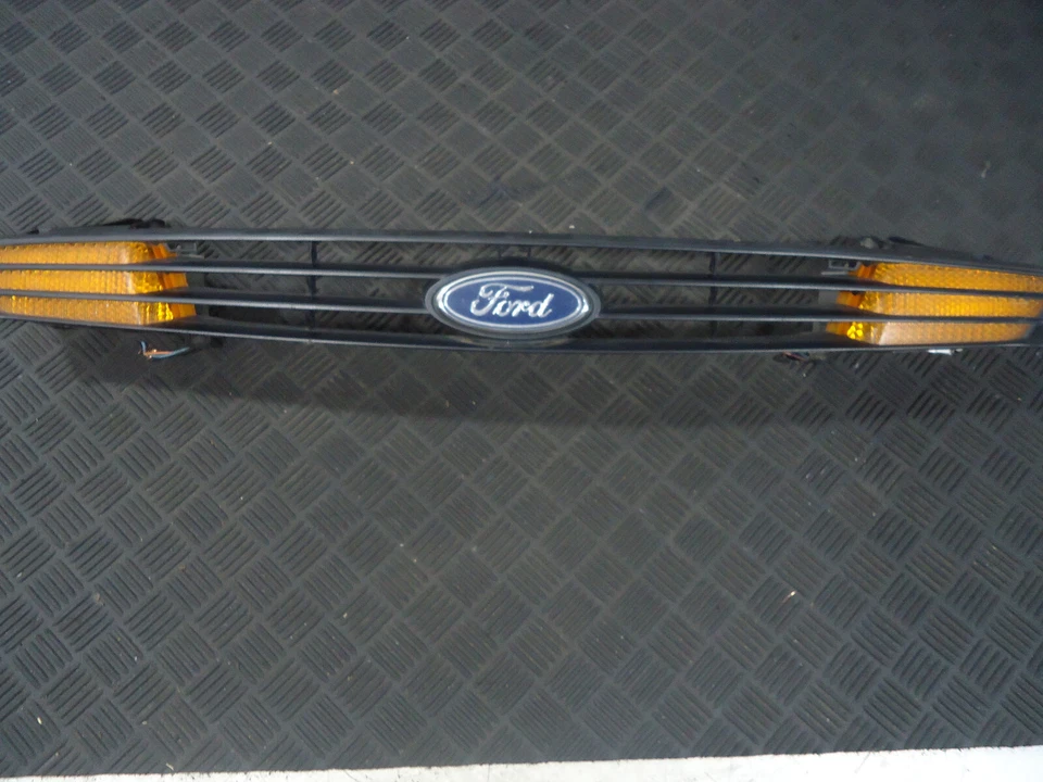 Ford Focus SE 2002 sedán parrilla superior delantera con montaje de luz giratoria Foto 1 de 4