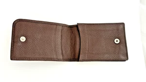CARTERA A. T. CRUZADA DE CUERO MARRÓN DELGADA DOBLE PLIEGUE (3" X 4") - NUEVO STOCK ANTIGUO - Imagen 1 de 4