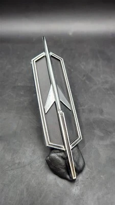 Oldsmobile 88 98 1969 capó delantero cabecera cohete insignia emblema nuevo de stock Foto 1 de 2