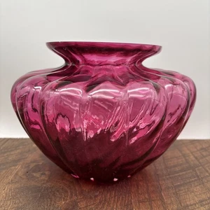 Vintage rote Farbe Pilgerglas niedrig gerippte Optik gewirbelte Vase 6 3/4" abgeplatzter Rand - Bild 1 von 7
