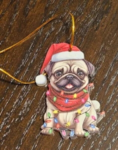 SÜSSE WEISSE MOPS HUND WEIHNACHTSMANNMÜTZE ORNAMENT ~ BAUM ODER AUTO ~ 2D ACRYL FLACH - Bild 1 von 1
