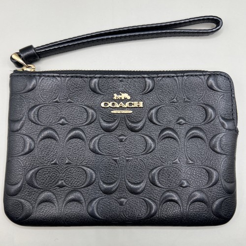 Bracciale Coach Essentials firmato in pelle goffrata con cerniera angolare