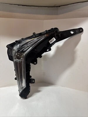 Оригинальный противотуманный фонарь для правостороннего пассажира Lexus LX570 2016-2021 NO 81360-60060 - Изображение 1 из 4